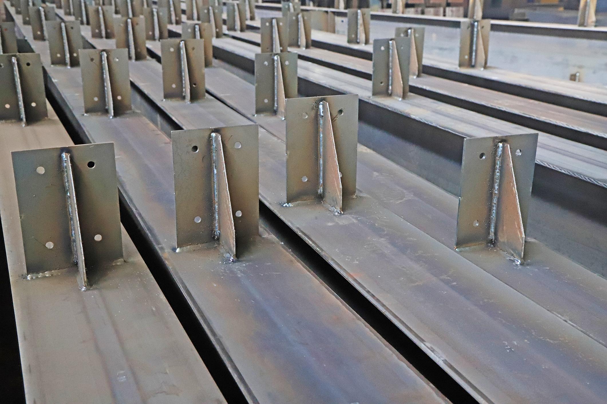 Steel structure assembly with precise beam alignment and joint connections in fabrication process